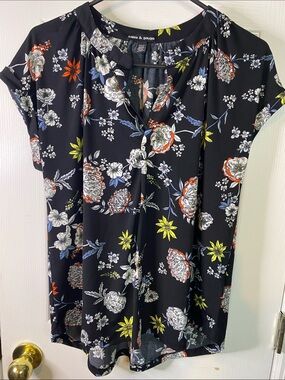 Cable & Gauge Black Floral V-Neck Short Sleeve Top Like New Size Medium.